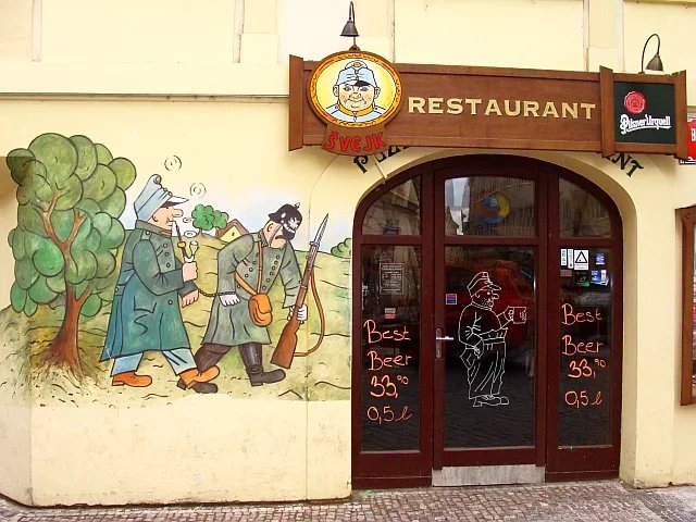 Malba na stěně staroměstské restaurace Švejk napodobuje styl, ve kterém Švejka maloval Josef Lada