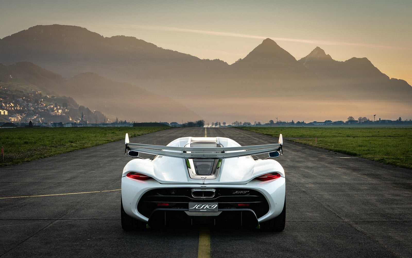 2019-04-KOenigsegg-Jesko_03.jpg