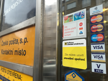 Na loga platebních karet na dveřích klienti pošty čekali přes 20 let. (Pošta Praha 6, 7.10.2015)