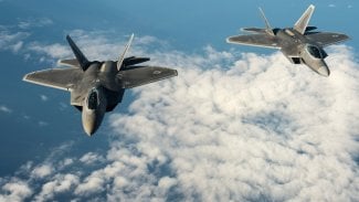 Dvojice amerických letounů F-22 Raptor