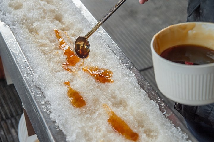 Horký karamel na sněhu? Zvyk, pocházející zřejmě z Kanady