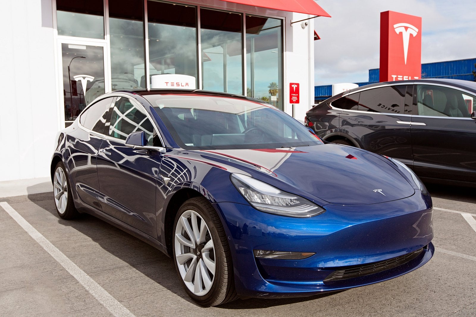 Automobilka miliardáře Elona Muska nabízí také nejdostupnější Model 3. U něj má ale Tesla problémy s dodávkami, takže nyní lze objednat "trojku" s dodáním nejdříve v roce 2019. Cena začíná na 35 tisících dolarech (cca 791 tisíc Kč) a automobilka udává dojezd 352 kilometrů.