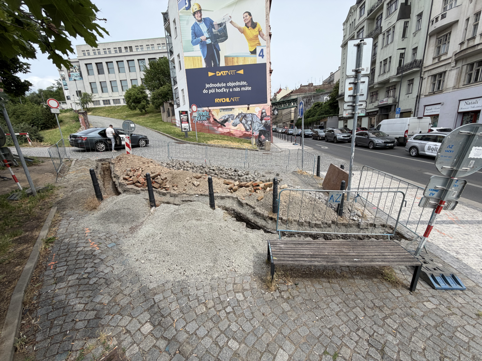 Výkop optiky na Žižkově kvůli 5G signálu v tunelu Vítkov