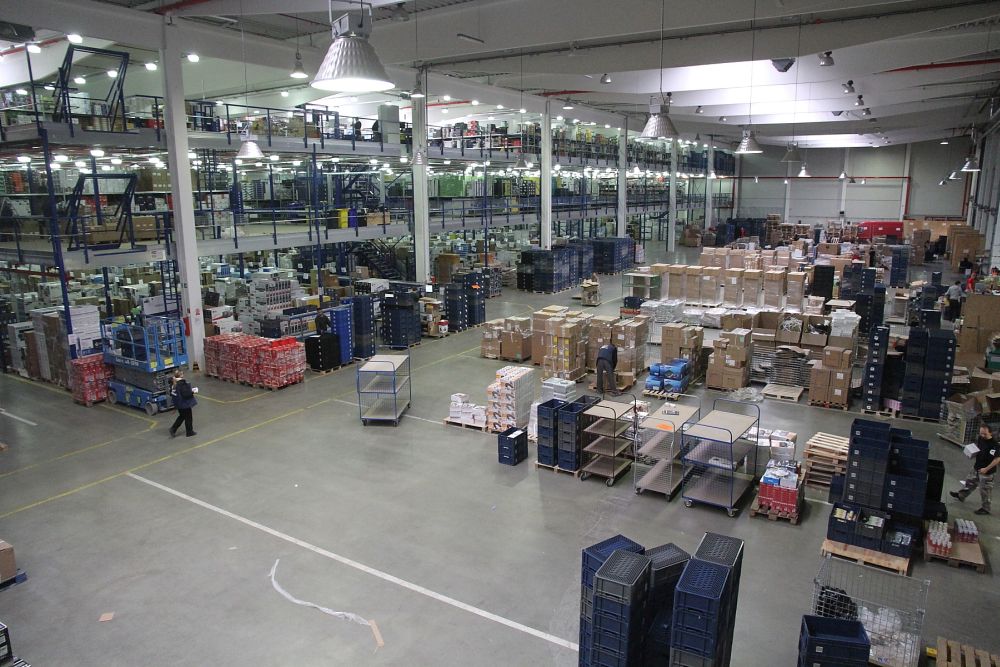 Část skladu, za kterou je zodpovědný, má odsud jak na dlani.