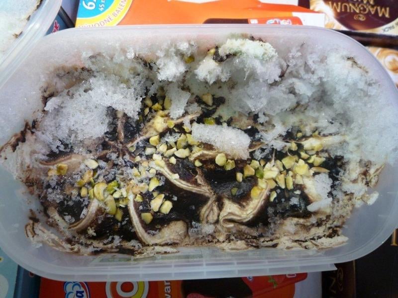 ICE CREATION Pistazie Nougat - mražený mléčný krém. U výrobku bylo patrné rozmrazení a opětovné zmrazení výrobku - pokleslý objem, potravina uvnitř odloučená od stěn obalu, s vyloučenými průhlednými krystaly ledu.