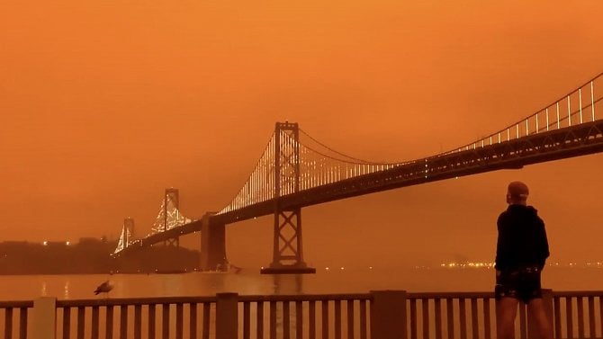 San Francisco oranžová obloha