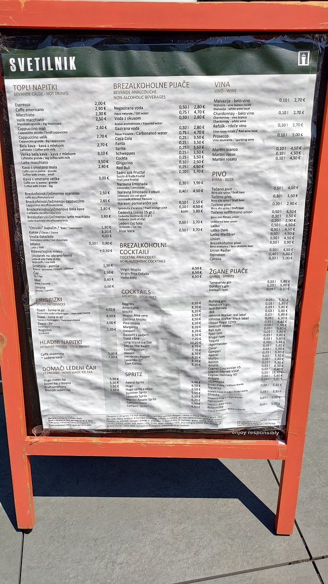 Ceny potravin u moře a ukázky okolí. Izola, Slovinsko (19. 6. 2023)