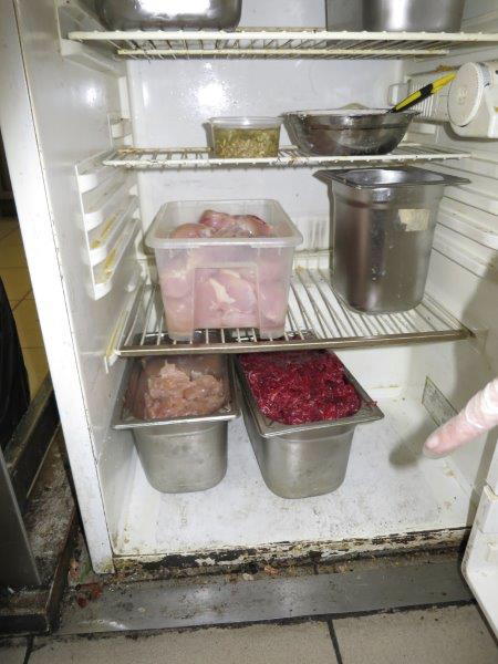 Vietnamese Thai Sushi Restaurace & Bar U Fugiho (kontrolovaná osoba Anh Phu Nguyen), Žitná 11, Praha. Při kontrole skladových prostor inspektoři zjistili výskyt myšího trusu mezi potravinami a stopy myšího okusu na obalech. V prostorách kuchyně byly skladované suroviny ve znečištěných lednicích, nádobách a neuzavřených kbelících na zemi. V provozovně panovaly všeobecně nevyhovující hygienické podmínky v podobě znečištěných podlah, obkladové dlažby i samotných kuchyňských zařízení.