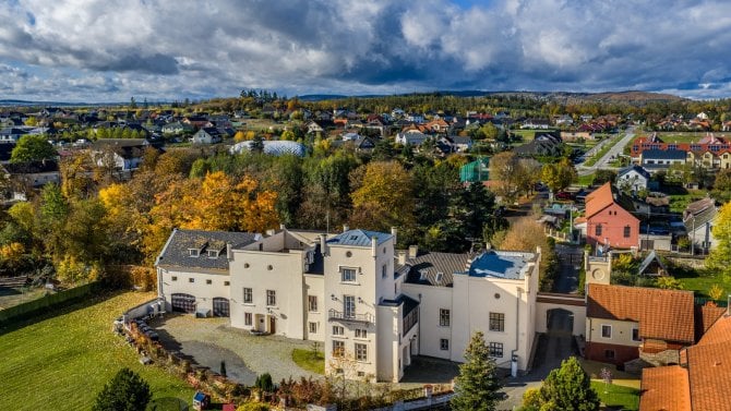 Zámky, tvrze i prvorepublikové vily znovu lákají. Historické nemovitosti se vracejí do hry jako stylové bydlení i zajímavá investice