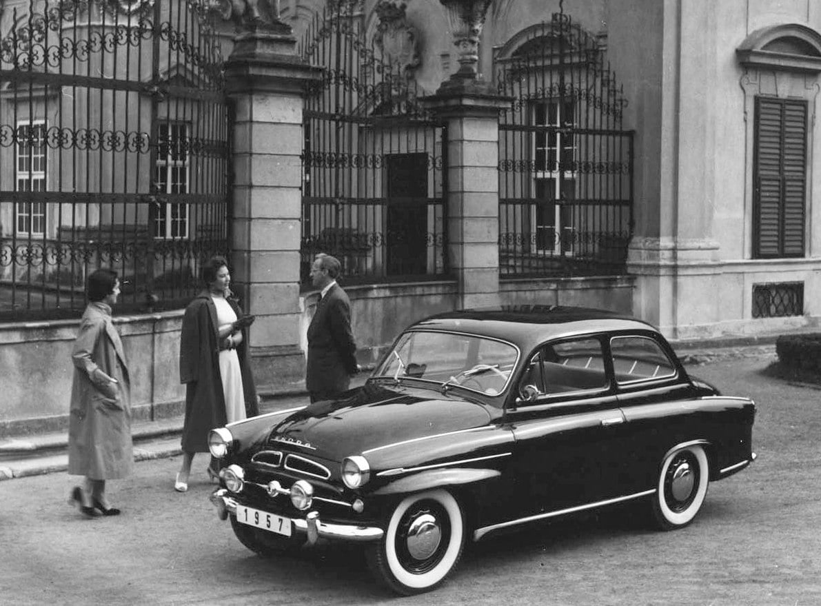 Černá Škoda 440 působila nesmírně elegantně a bezmála „diplomaticky“. Za povšimnutí stojí běloboké obutí a velké přídavné reflektory