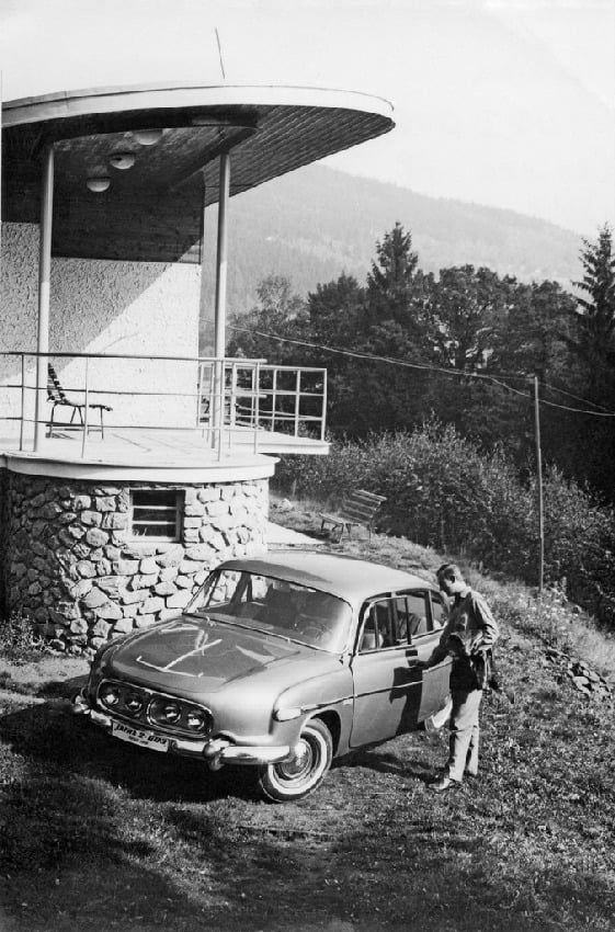 Obrázek socialistické reality? Ani zdaleka! Třebaže se u nás Tatra 603 nabízela i soukromým zájemcům, nových osmiválců v privátním držení bylo velmi málo