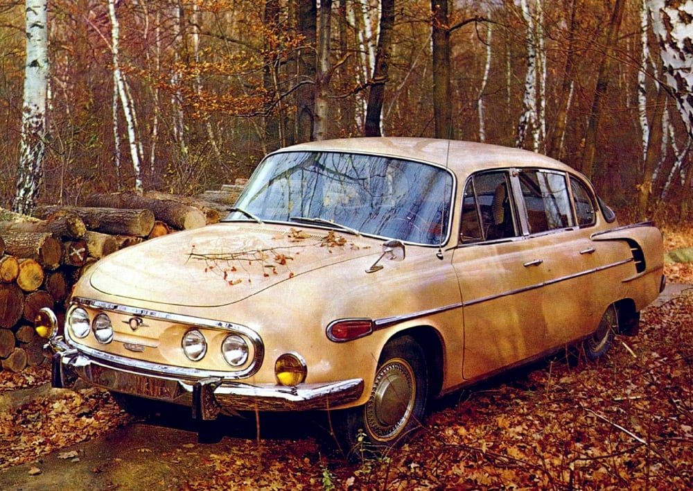 Velmi známý, ale stále krásný podzimní propagační záběr poslední generace Tatry 603. Mlhovky patřily k sériové výbavě
