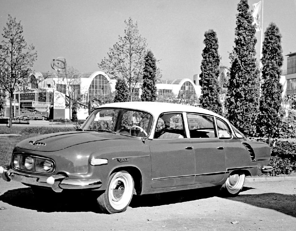 Takto se Tatra 603 prezentovala na II. výstavě československého strojírenství (předcházela pozdějším Mezinárodním strojírenským veletrhům Brno)