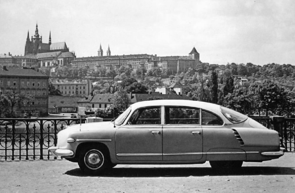 Prototypová Tatra 603 na půvabném a tehdy ještě klidném pražském nábřeží s vyhlídkou na Hradčany. Oproti pozdějším modelům lze najít několik odlišností