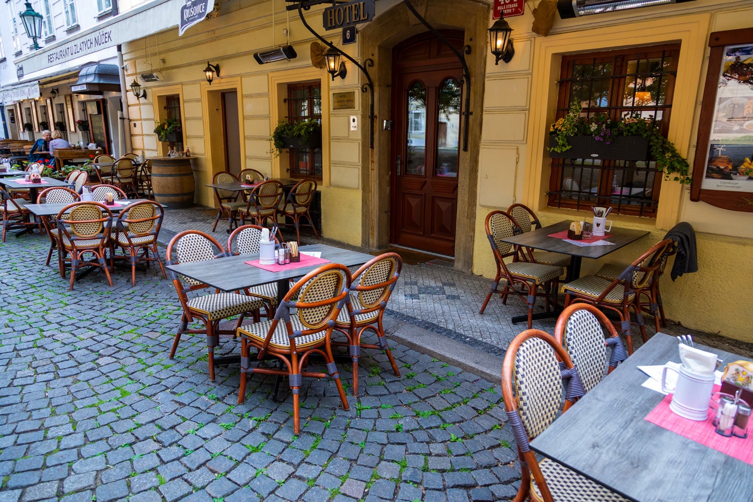 Může za to koronavir, zahrádky v centru Prahy zejí prázdnotou