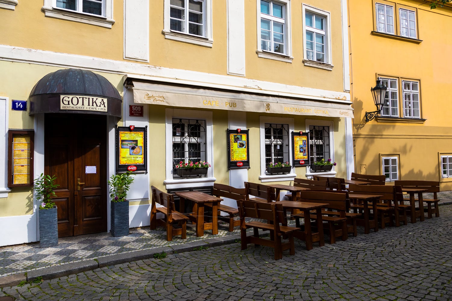 Může za to koronavir, zahrádky v centru Prahy zejí prázdnotou