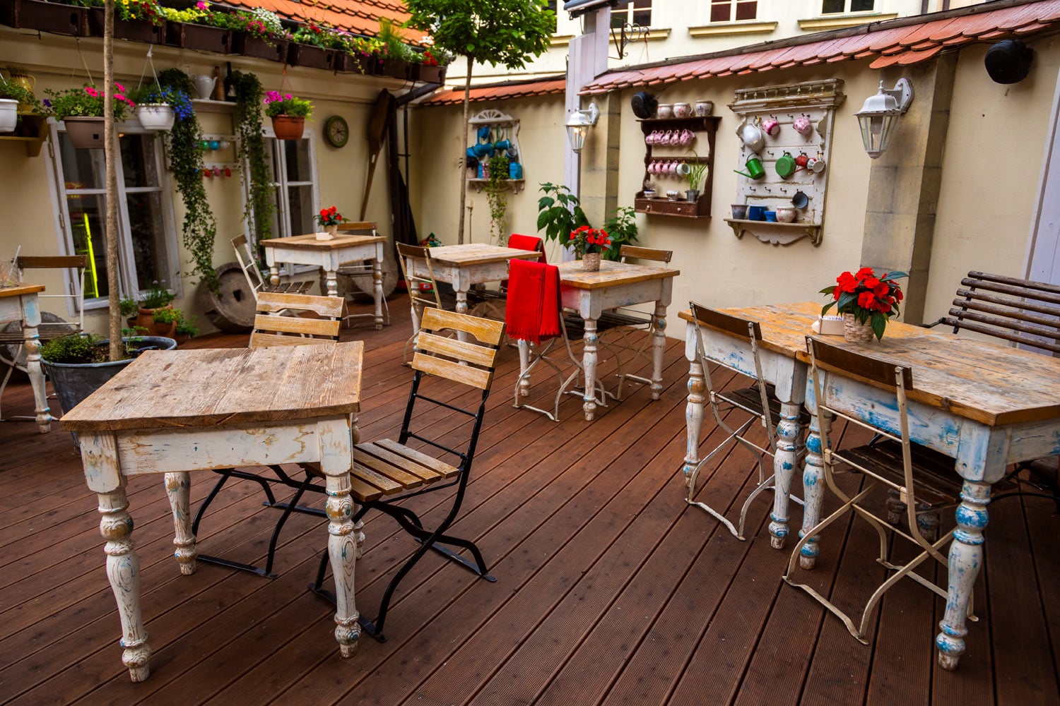 Může za to koronavir, zahrádky v centru Prahy zejí prázdnotou