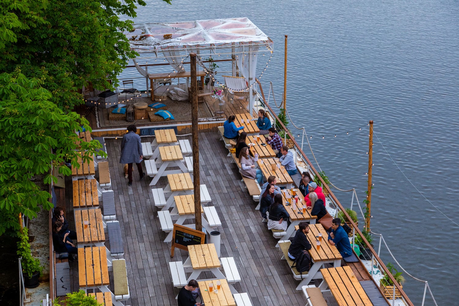 Může za to koronavir, zahrádky v centru Prahy zejí prázdnotou