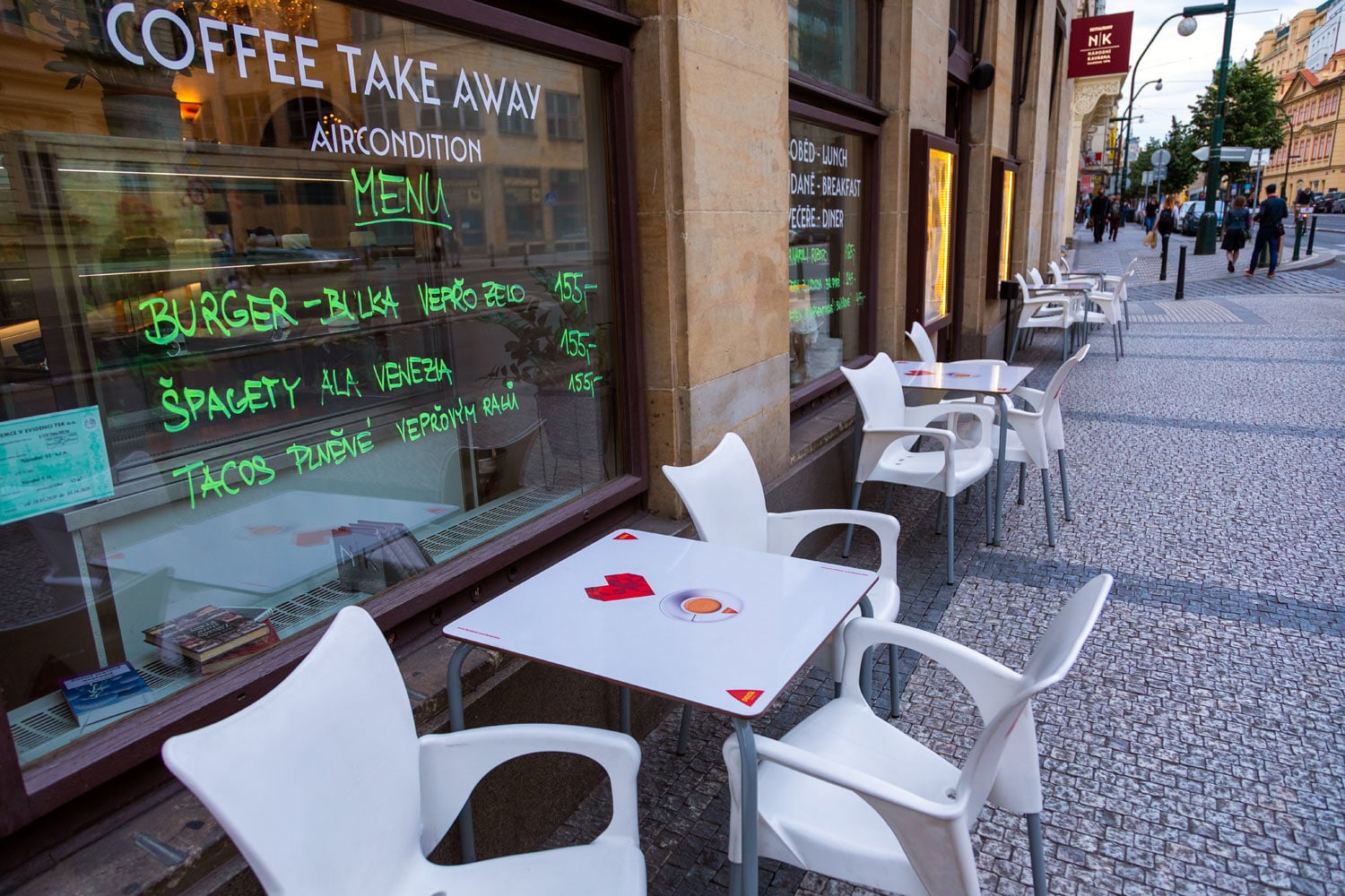 Může za to koronavir, zahrádky v centru Prahy zejí prázdnotou