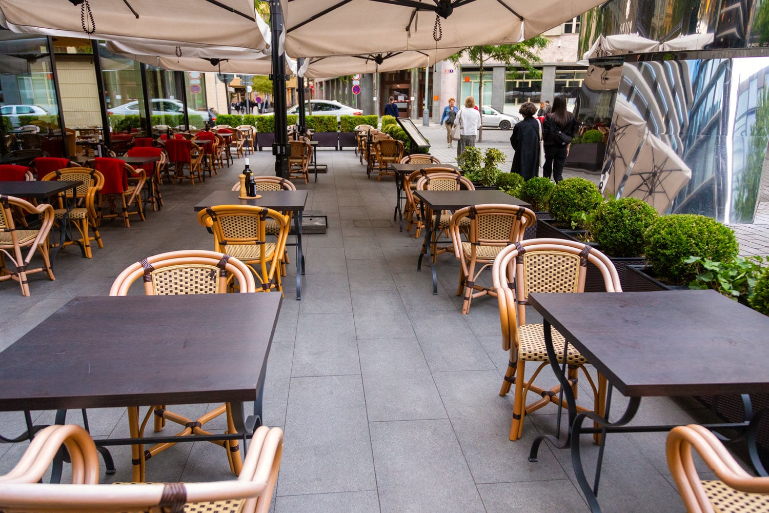 Může za to koronavir, zahrádky v centru Prahy zejí prázdnotou