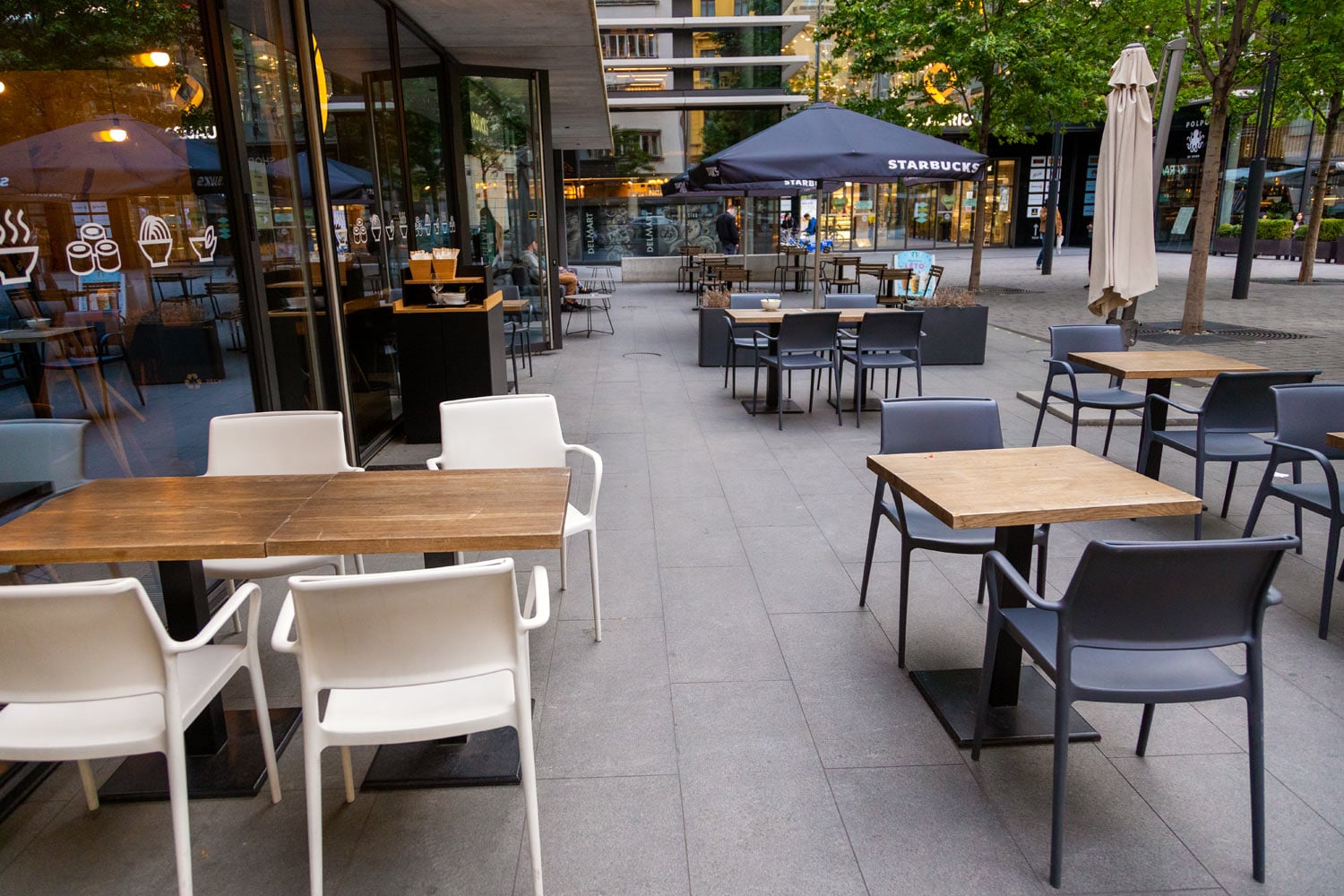 Může za to koronavir, zahrádky v centru Prahy zejí prázdnotou