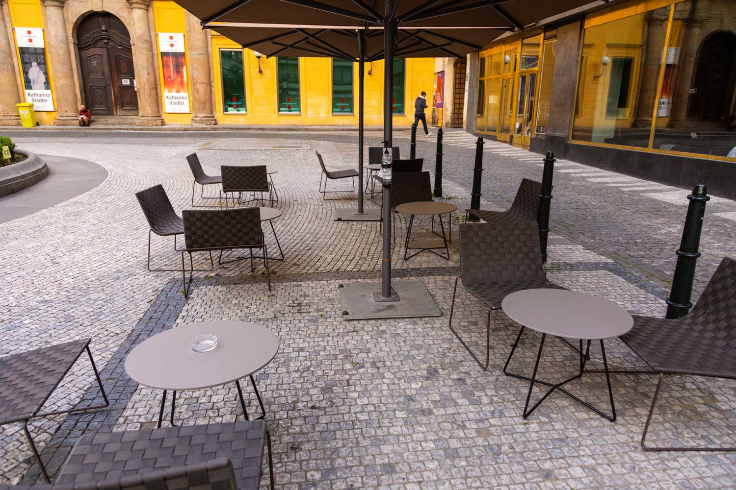 Může za to koronavir, zahrádky v centru Prahy zejí prázdnotou