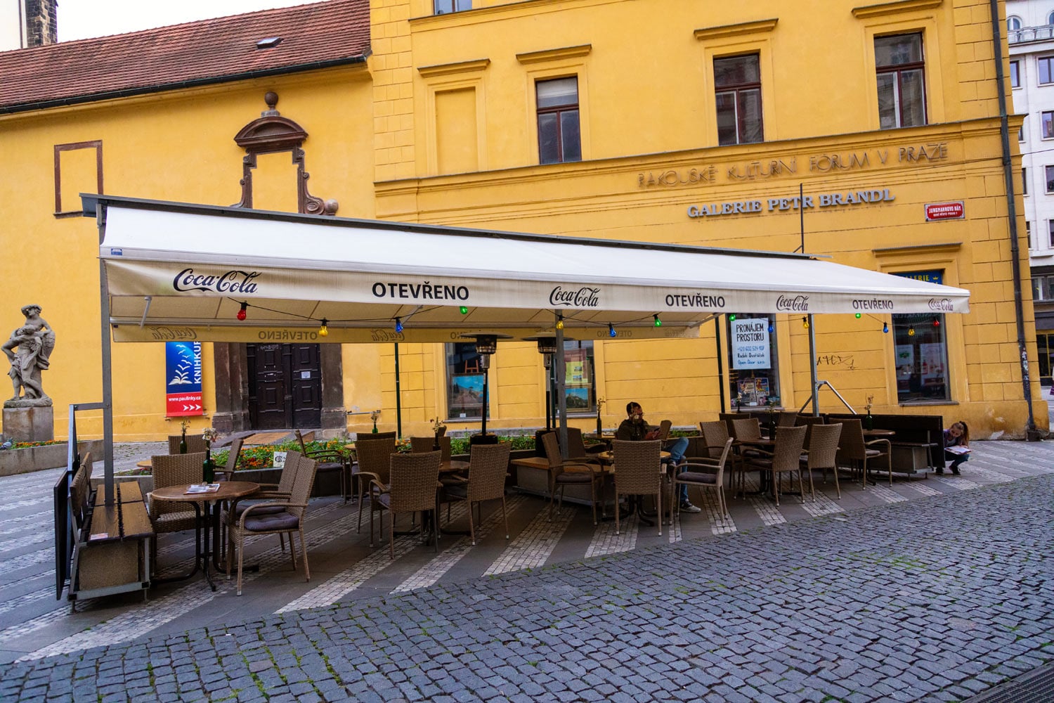 Může za to koronavir, zahrádky v centru Prahy zejí prázdnotou