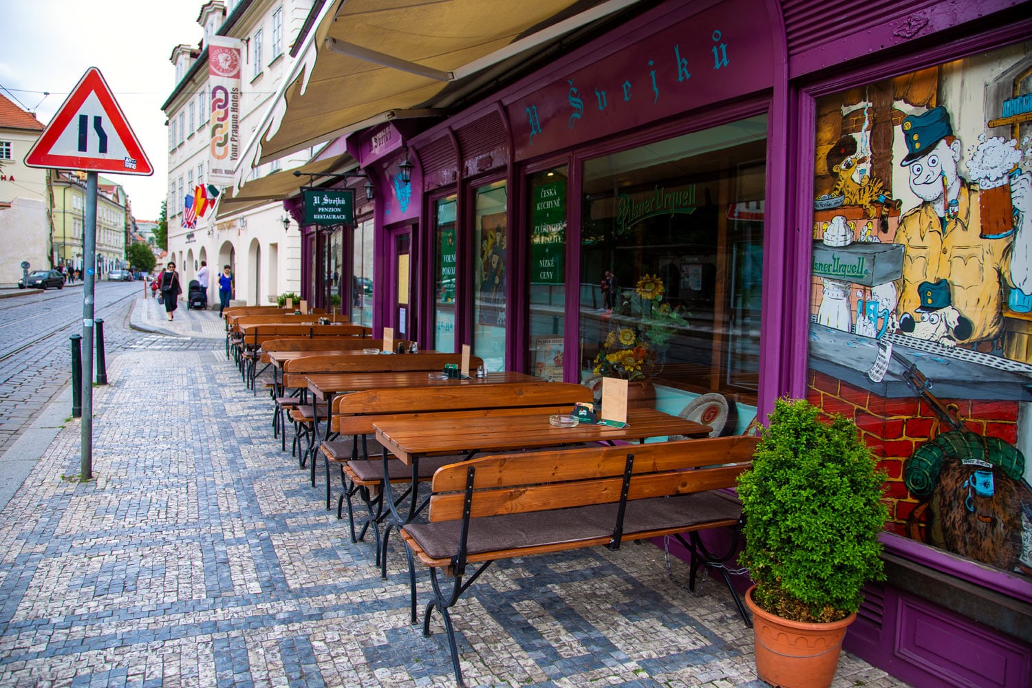 Může za to koronavir, zahrádky v centru Prahy zejí prázdnotou