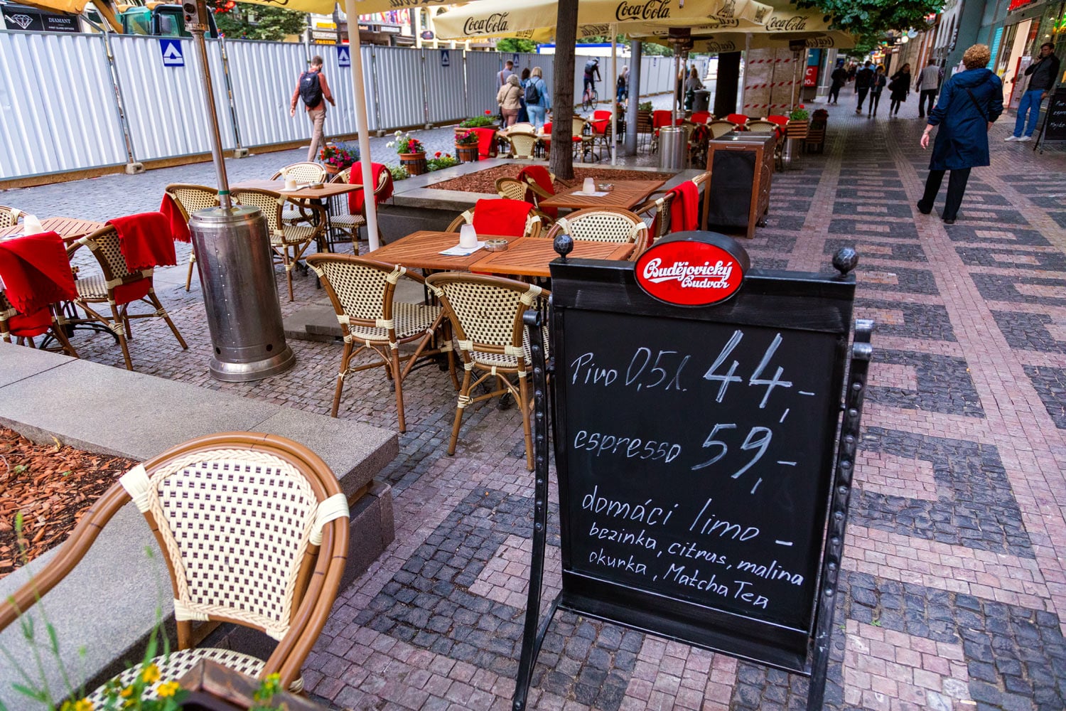 Může za to koronavir, zahrádky v centru Prahy zejí prázdnotou