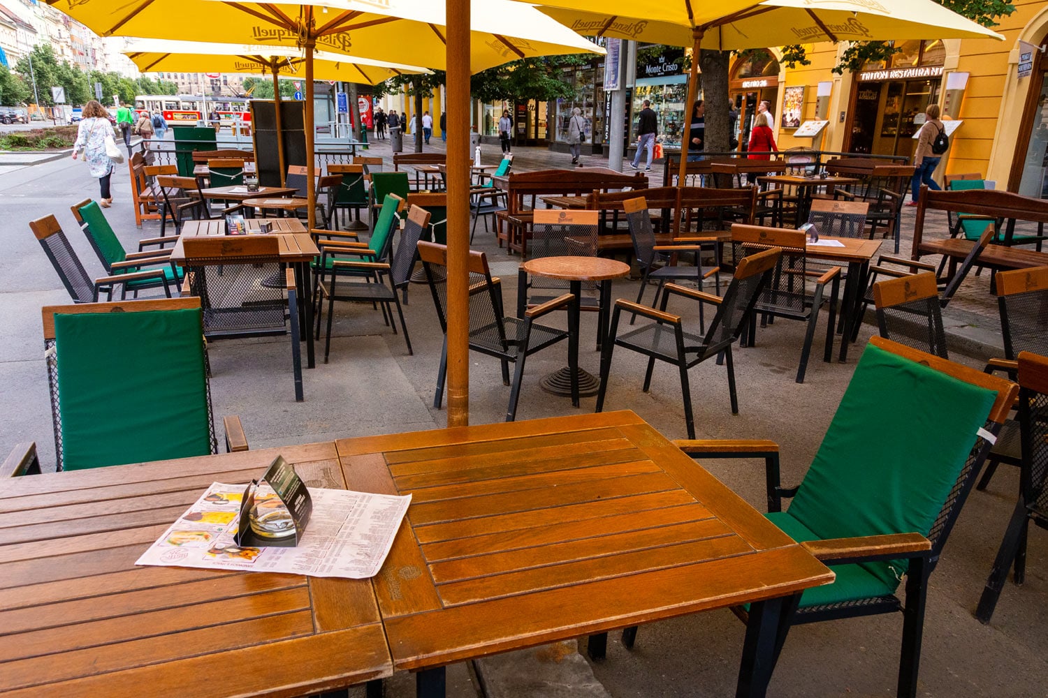 Může za to koronavir, zahrádky v centru Prahy zejí prázdnotou