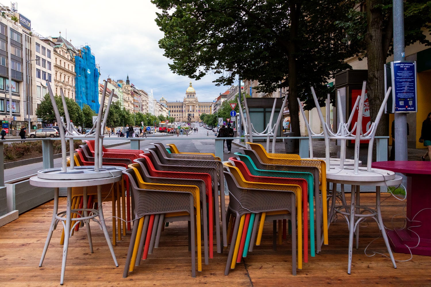 Může za to koronavir, zahrádky v centru Prahy zejí prázdnotou