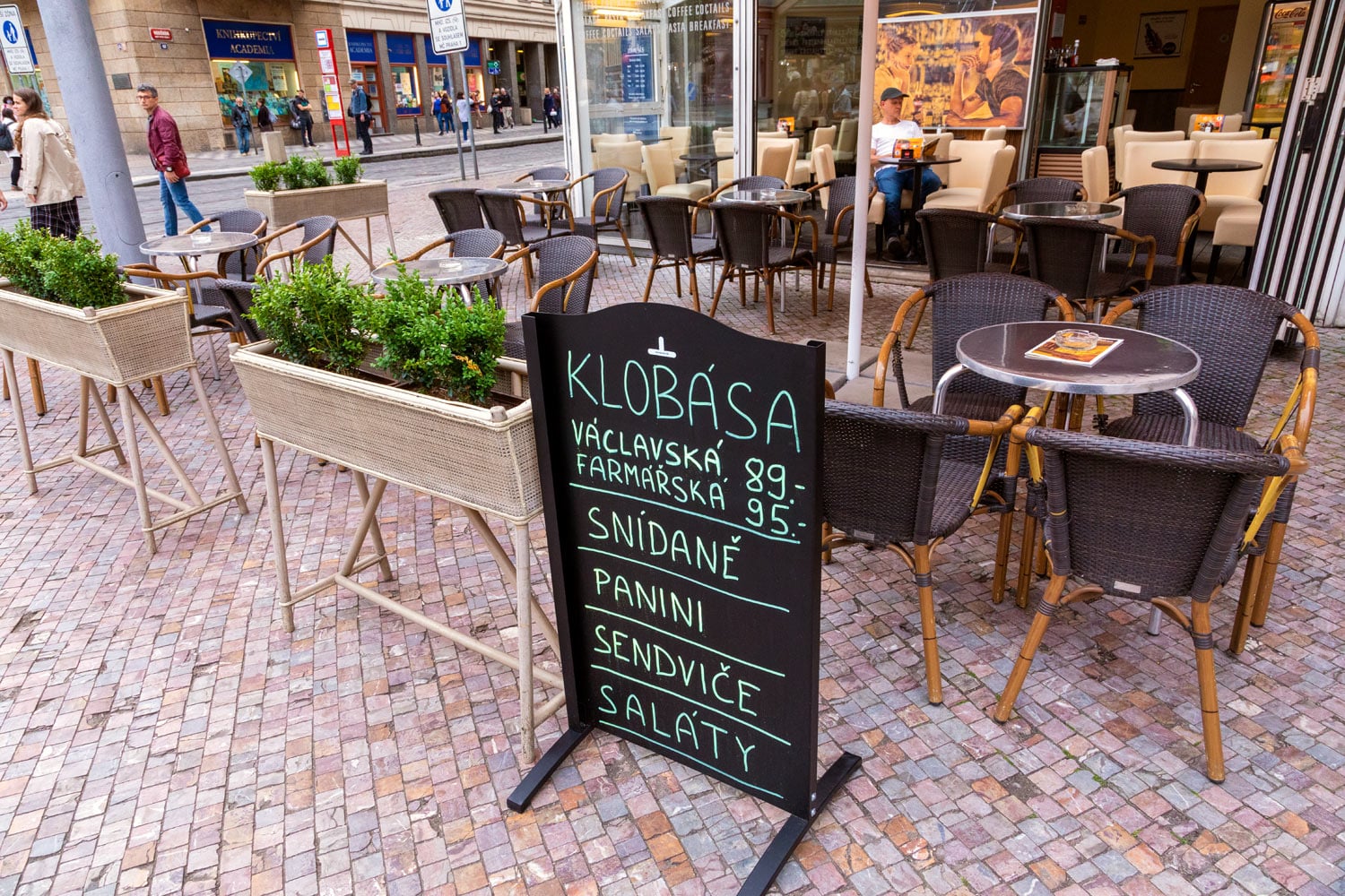 Může za to koronavir, zahrádky v centru Prahy zejí prázdnotou