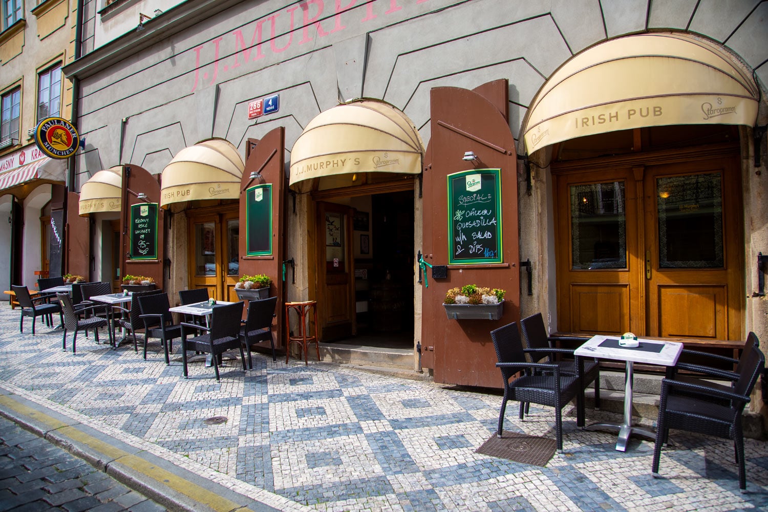 Může za to koronavir, zahrádky v centru Prahy zejí prázdnotou