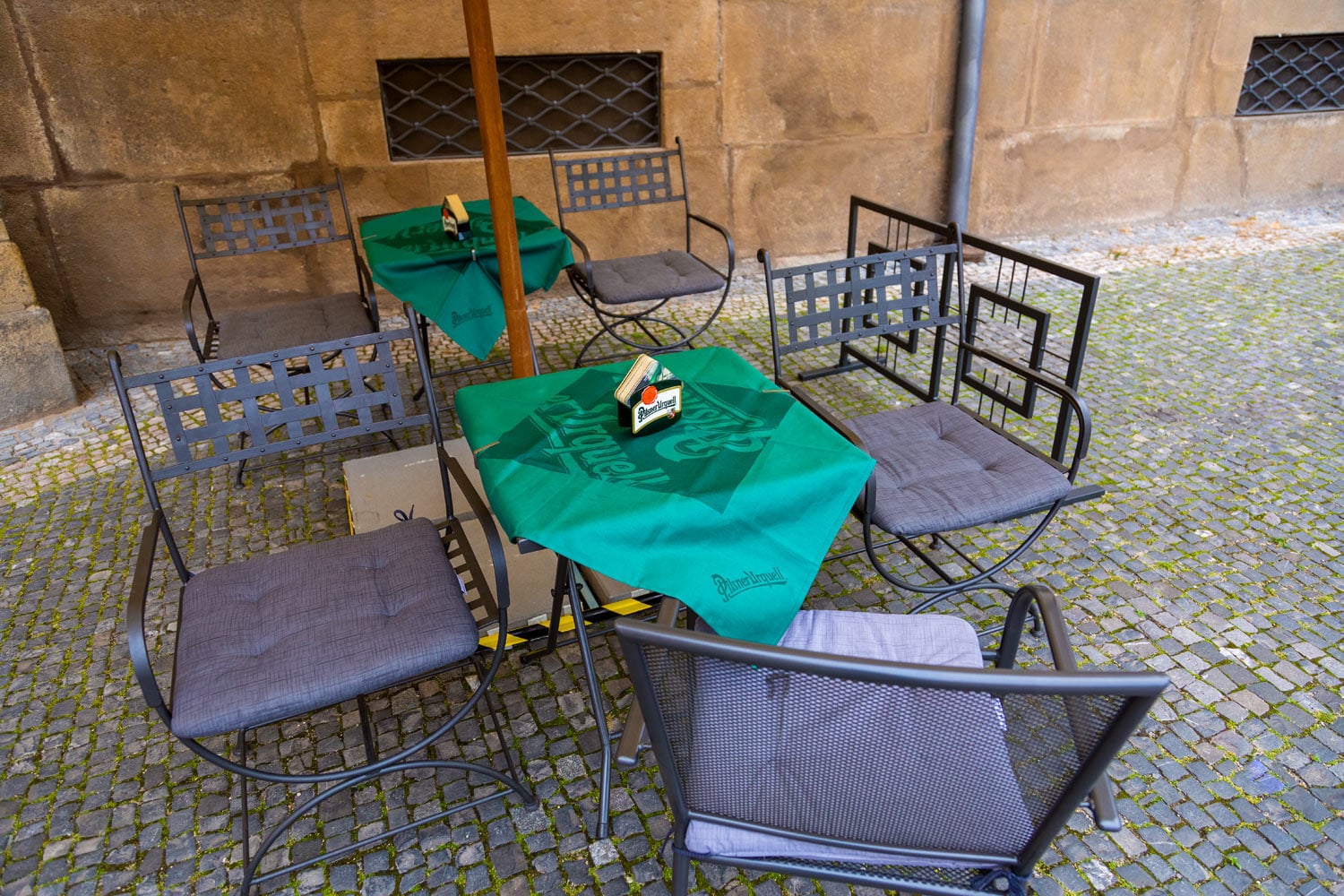 Může za to koronavir, zahrádky v centru Prahy zejí prázdnotou