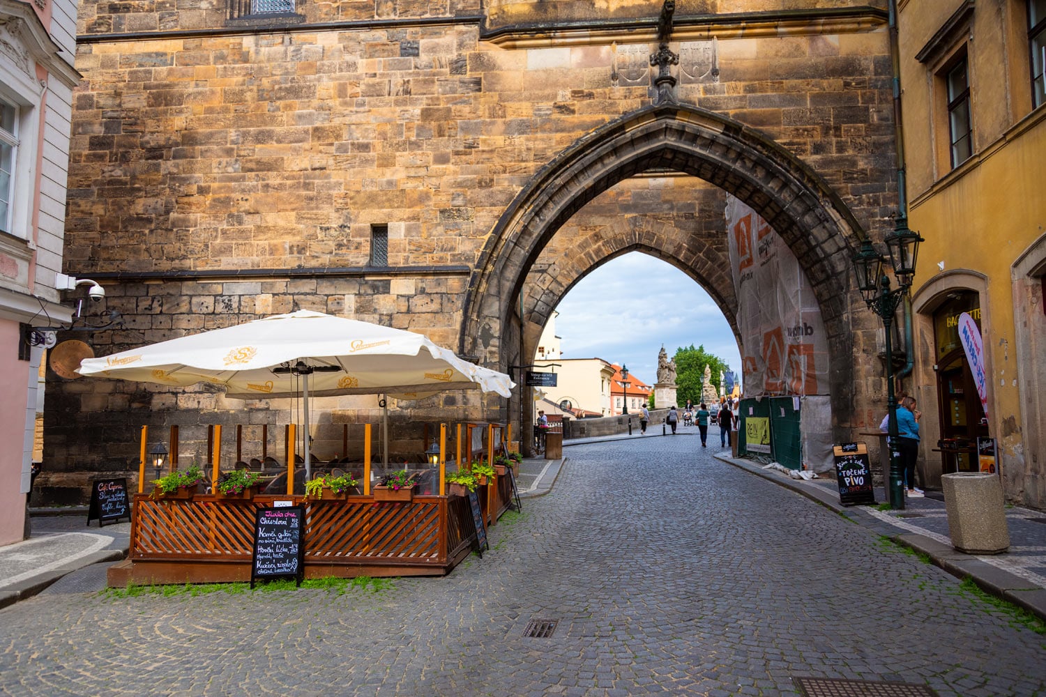 Může za to koronavir, zahrádky v centru Prahy zejí prázdnotou