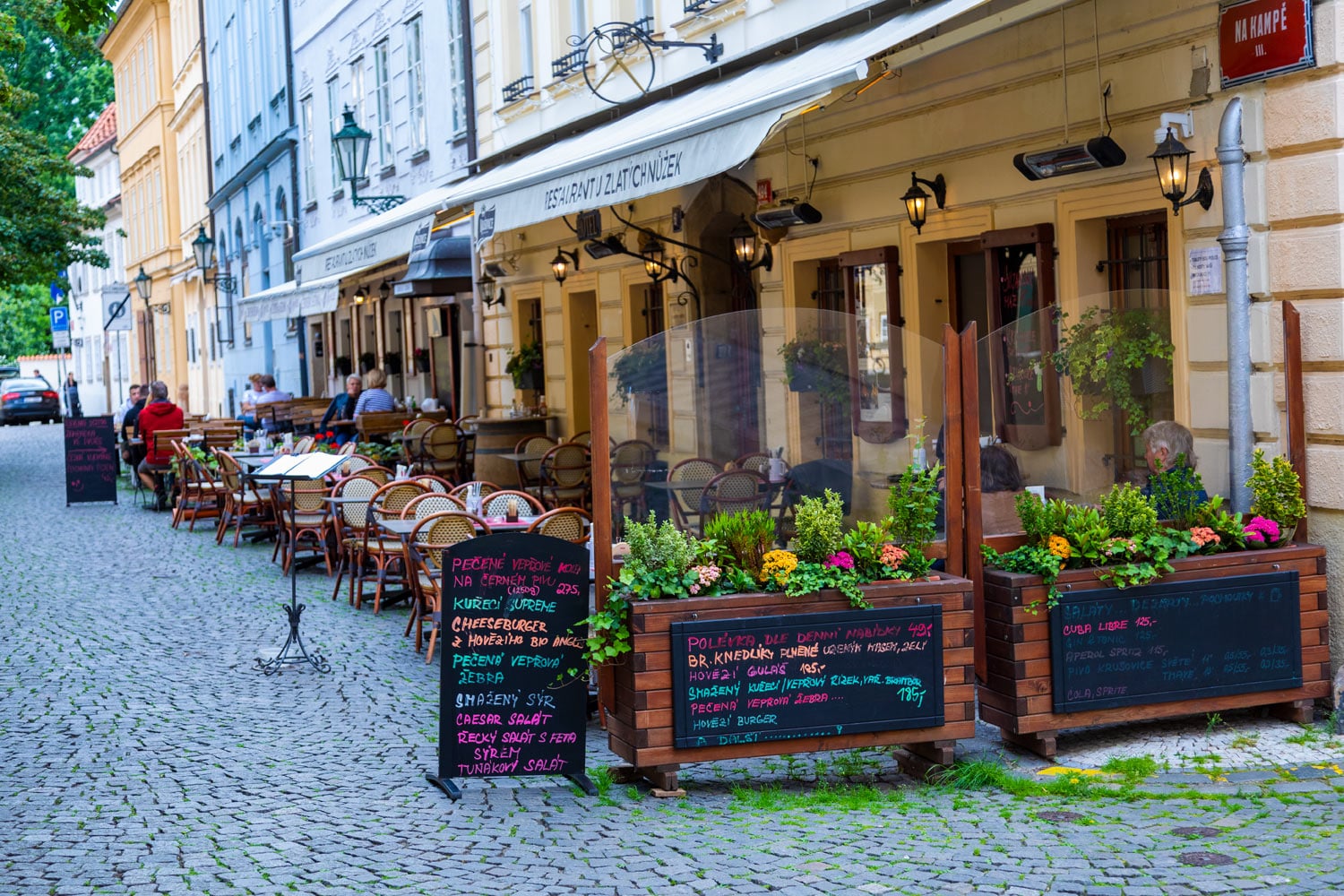 Může za to koronavir, zahrádky v centru Prahy zejí prázdnotou