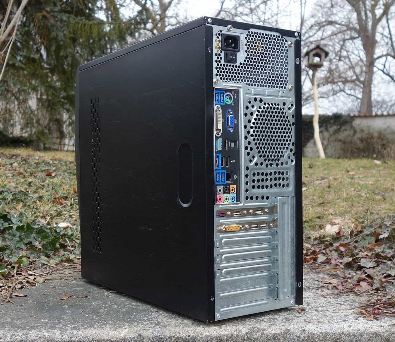 Neidentifikováná skříň z popelnice