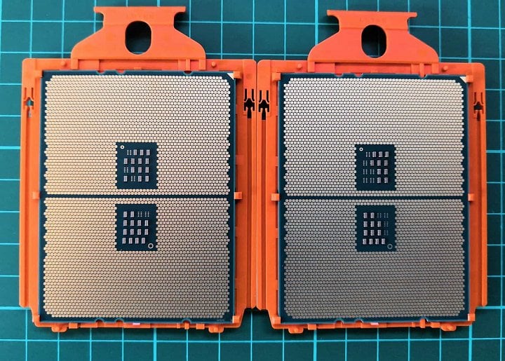 Rozdíl na spodku pouzdra. Vlevo Threadripper 2990WX, vpravo 2950X (Foto: AnandTech)