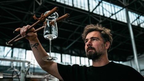 Sklo mě překvapuje každý den, hlavně svou optikou a hrou světla, říká Lukáš Jabůrek. Po devíti měsících vývoje představil novou kolekci
