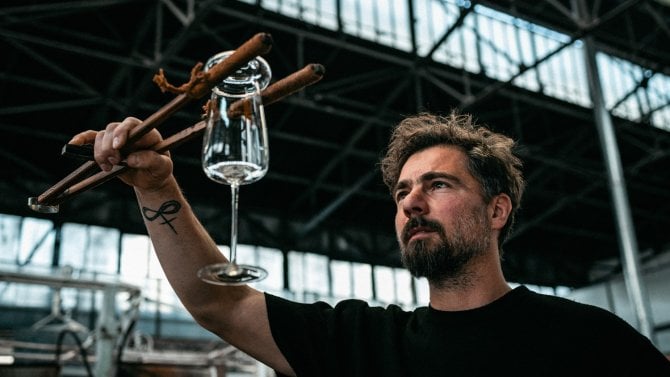 Sklo mě překvapuje každý den, hlavně svou optikou a hrou světla, říká Lukáš Jabůrek. Po devíti měsících vývoje představil novou kolekci