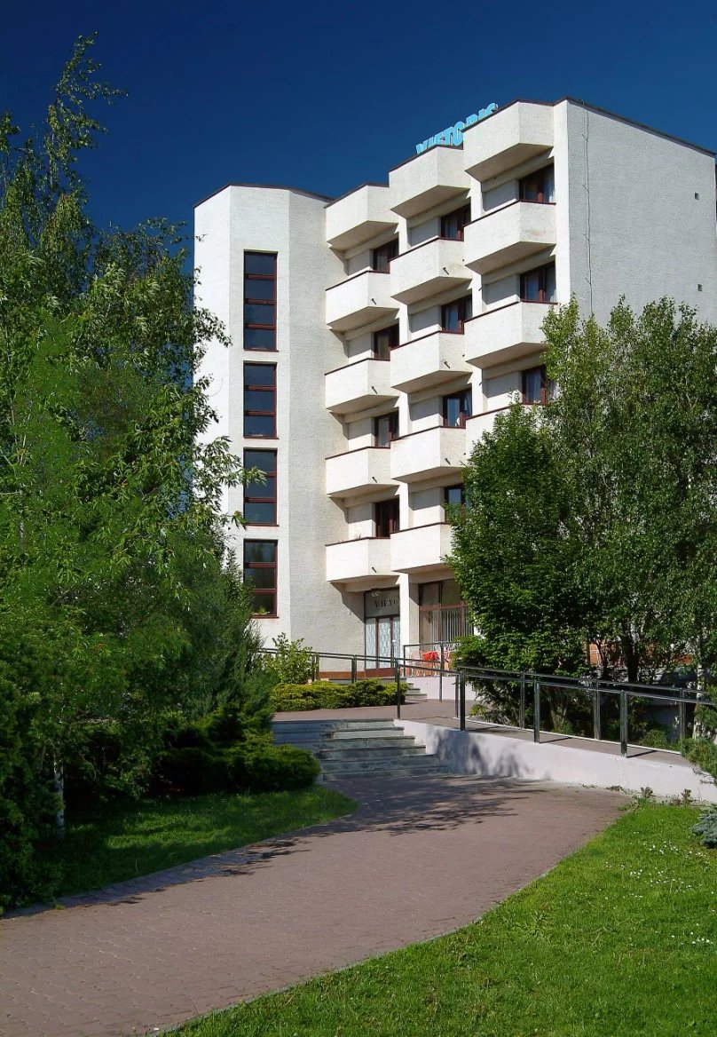 Smrdáky jsou malé venkovské lázeňské středisko na západním Slovensku, kterému se často říká „Slovenské Mrtvé moře“ díky tomu, že jejich minerální voda obsahuje výjimečné množství sirovodíku.