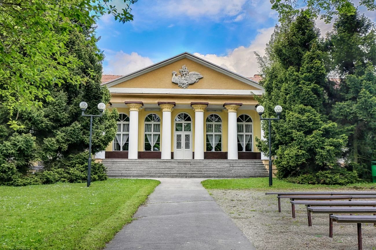 V lázních Smrdáky se využívají dva zdroje studené (o teplotě 13 °C) sirovodíkové vody – jmenují se Jozef I. a Jozef II. Jsou hypotonické, zásadité a mírně mineralizované, obsahují uhličitany, chlorid uhličitý a sodík a zvýšený obsah kyseliny borité.
