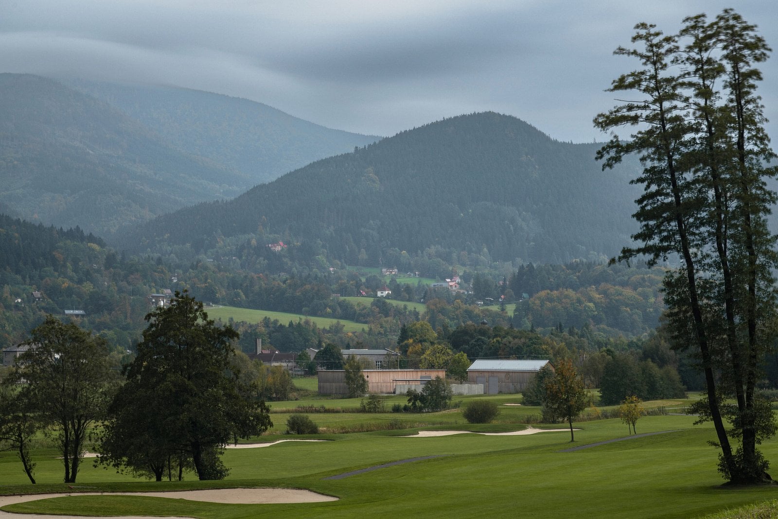 2022-04-papousek-silhan-three-houses-and-a-yard-petr-polak-21-sc