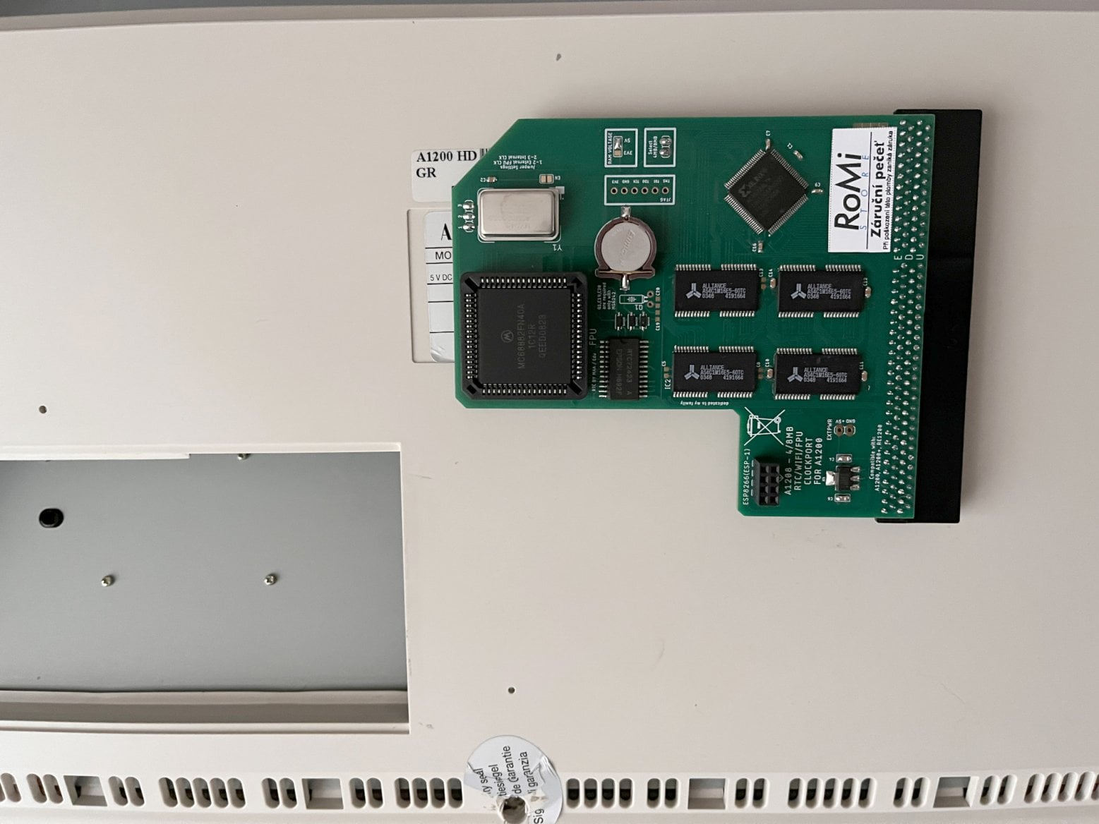 Připravená rozšiřující karta. Zleva je vidět matematický koprocesor, poté baterie pro chod interních hodin a nakonec samotné RAM čipy.