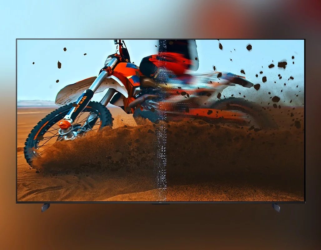 Simulované srovnání scény s rychlým pohybem před a po zpracování procesorem v televizorech TCL