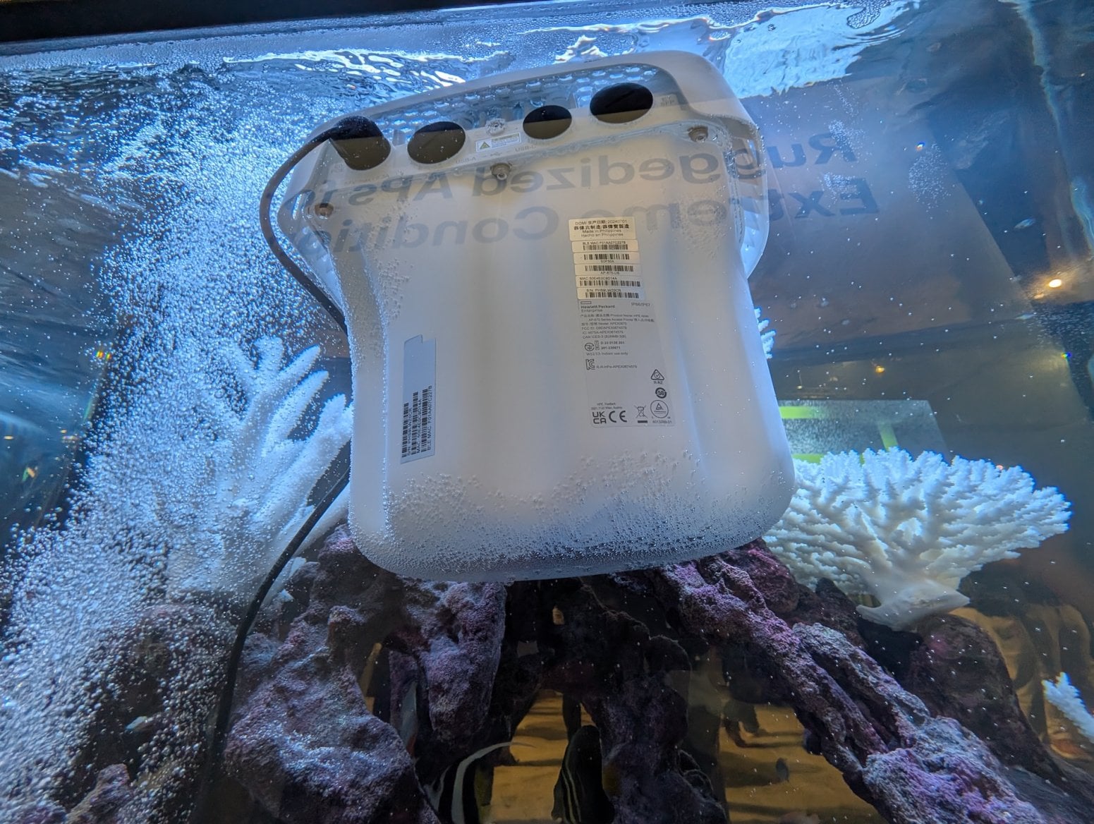 Wi-Fi přístupový bod HPE Aruba 670 pod vodou