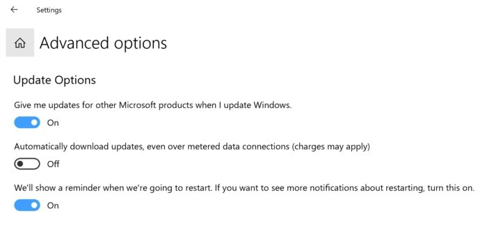  Uživatelé operačního systému Windows 10 Home si mohou zobrazit tuto obrazovku s pokročilými možnostmi týkajícími se aktualizací. Vždy se ujistěte, že máte zapnutou volbu pro připomenutí restartu počítače, a vůbec není od věci, když povolíte správu aktualizací i pro jiné produkty Microsoftu.