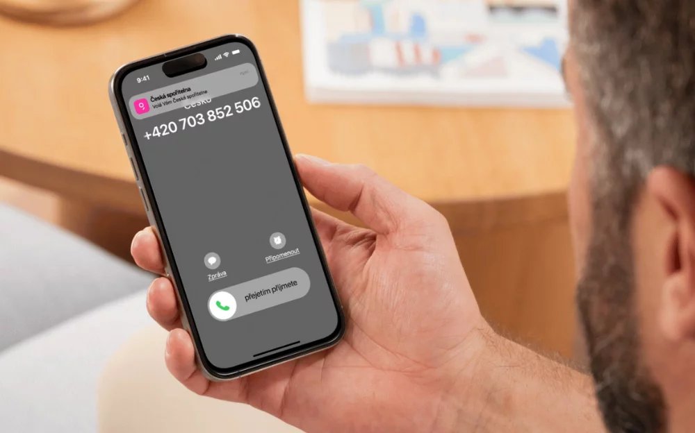 Ověření telefonního čísla volajícího před přijmutím hovoru prostřednictvím mobilní aplikace George od České spořitelny. (17. 10. 2024)