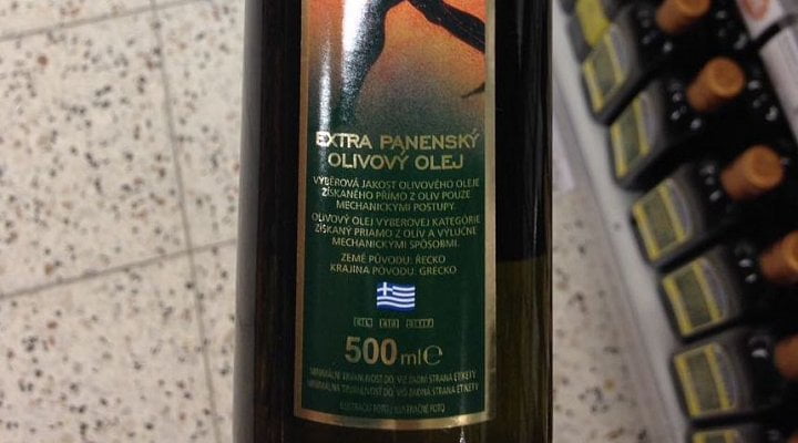 Jestli si kupujete směs olejů z různých zemí, nebo čistě řecký či španělský olej, zjistíte hned na etiketě. Obvykle hned na té přední, někdy ale musíte hodně hledat a brýle nasadit. - Zde olej ze Španělska