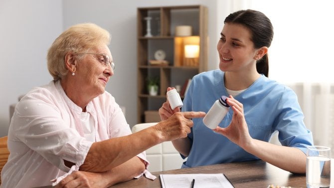 Domácí péče hrazená pojišťovnou: kdo ji dostane a co všechno pokryje